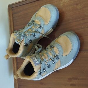 REI trail made hiking shoes women's 9.5
